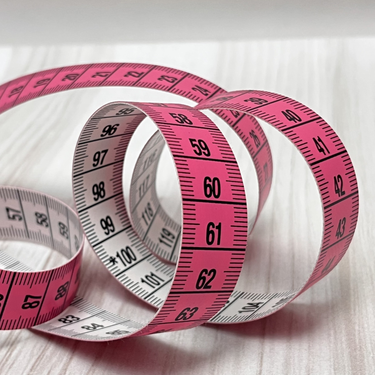 Сантиметрова стрічка рожево-біла з металевими накінечниками