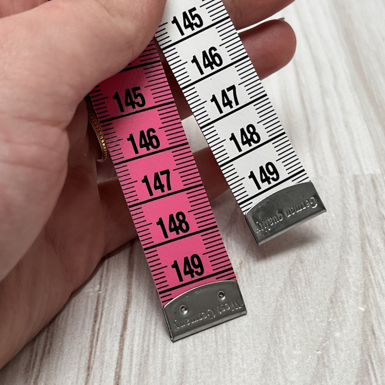 Сантиметрова стрічка рожево-біла з металевими накінечниками