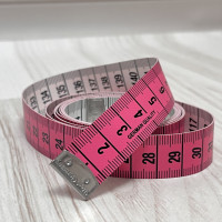 Сантиметрова стрічка рожево-біла з металевими накінечниками