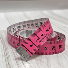 Сантиметрова стрічка рожево-біла з металевими накінечниками