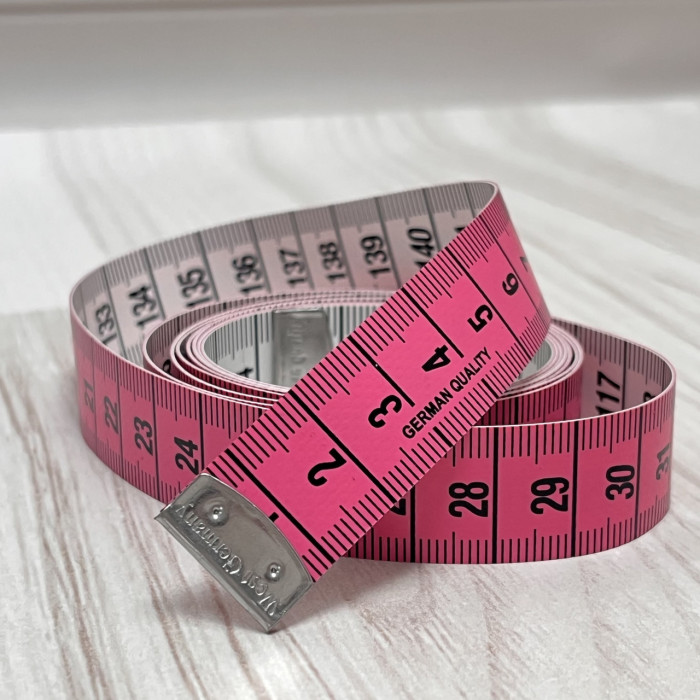 Сантиметрова стрічка рожево-біла з металевими накінечниками