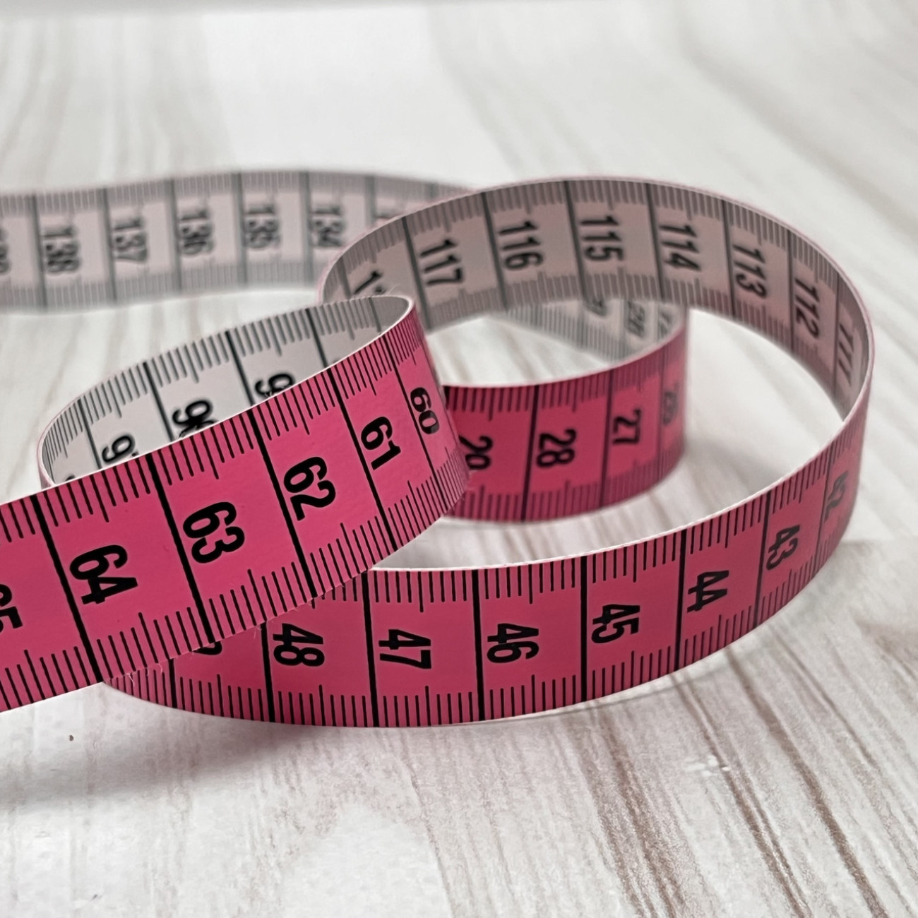 Сантиметрова стрічка рожево-біла з металевими накінечниками