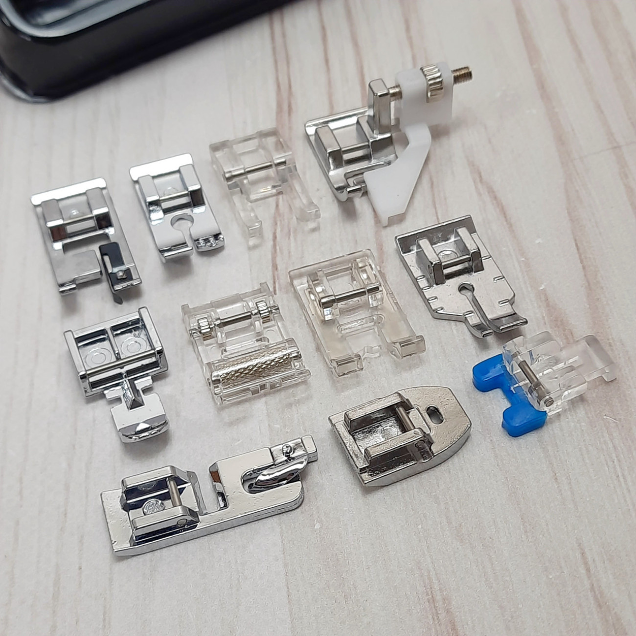 Набір лапок (11шт) для побутових швейних машин з широкою лапкою