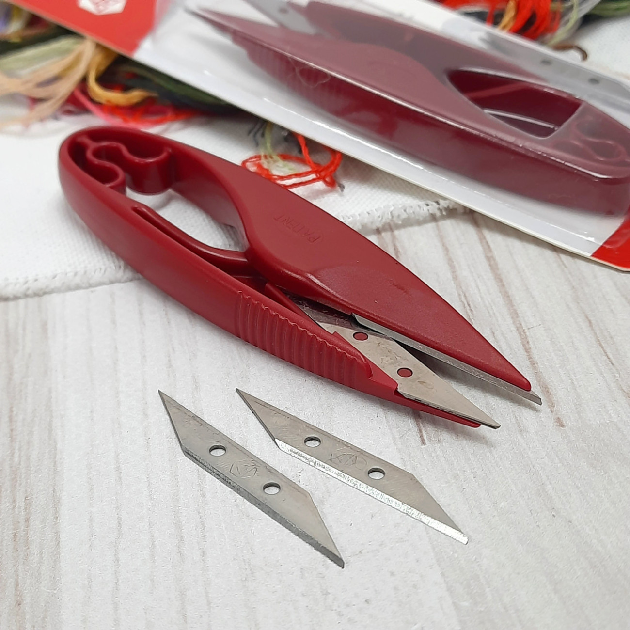 Сніппер з додатковими лезами PIN-1455 пластиковий (червоний)