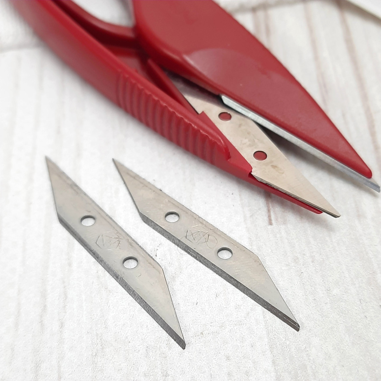 Сніппер з додатковими лезами PIN-1455 пластиковий (червоний)