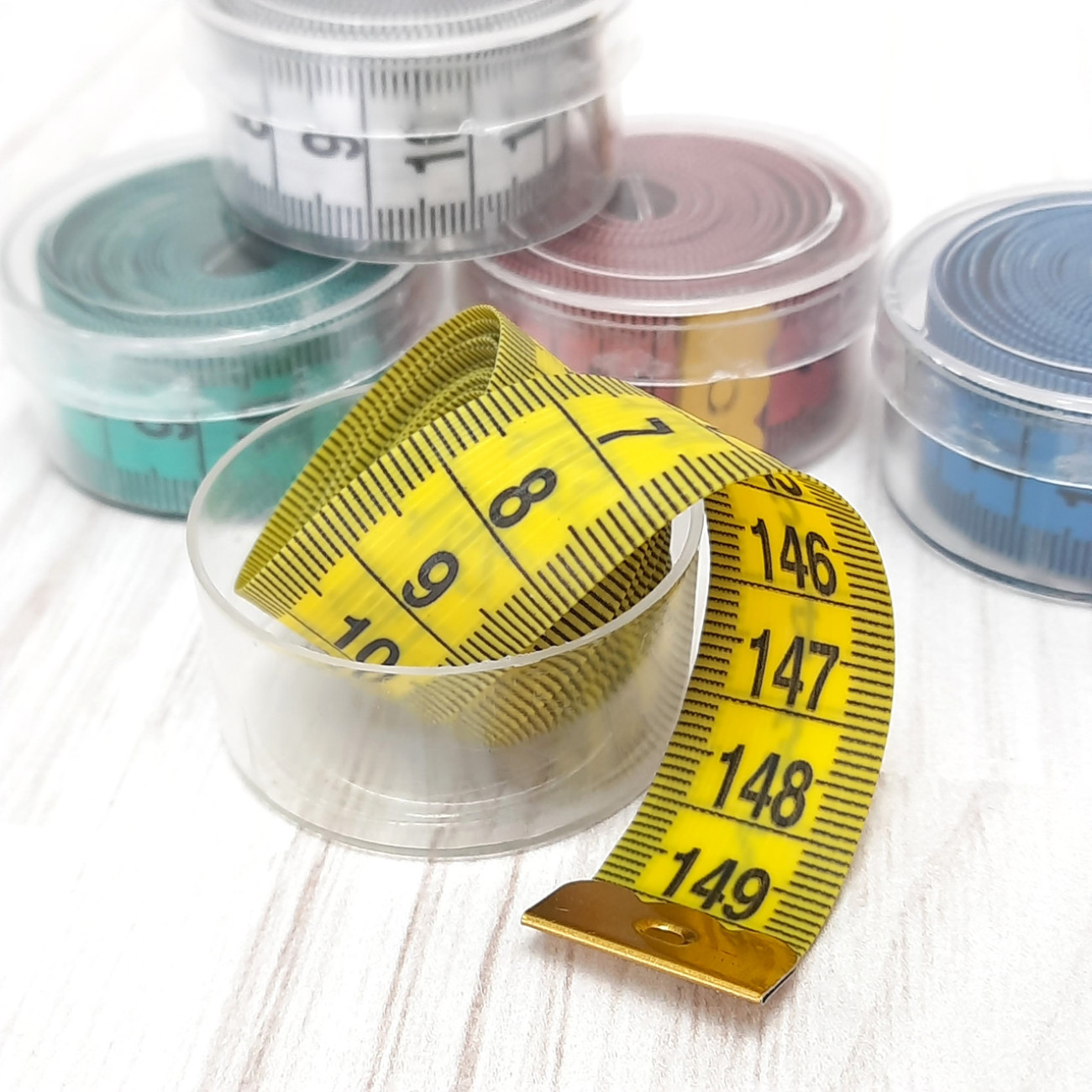 Сантиметрова стрічка в коробочці