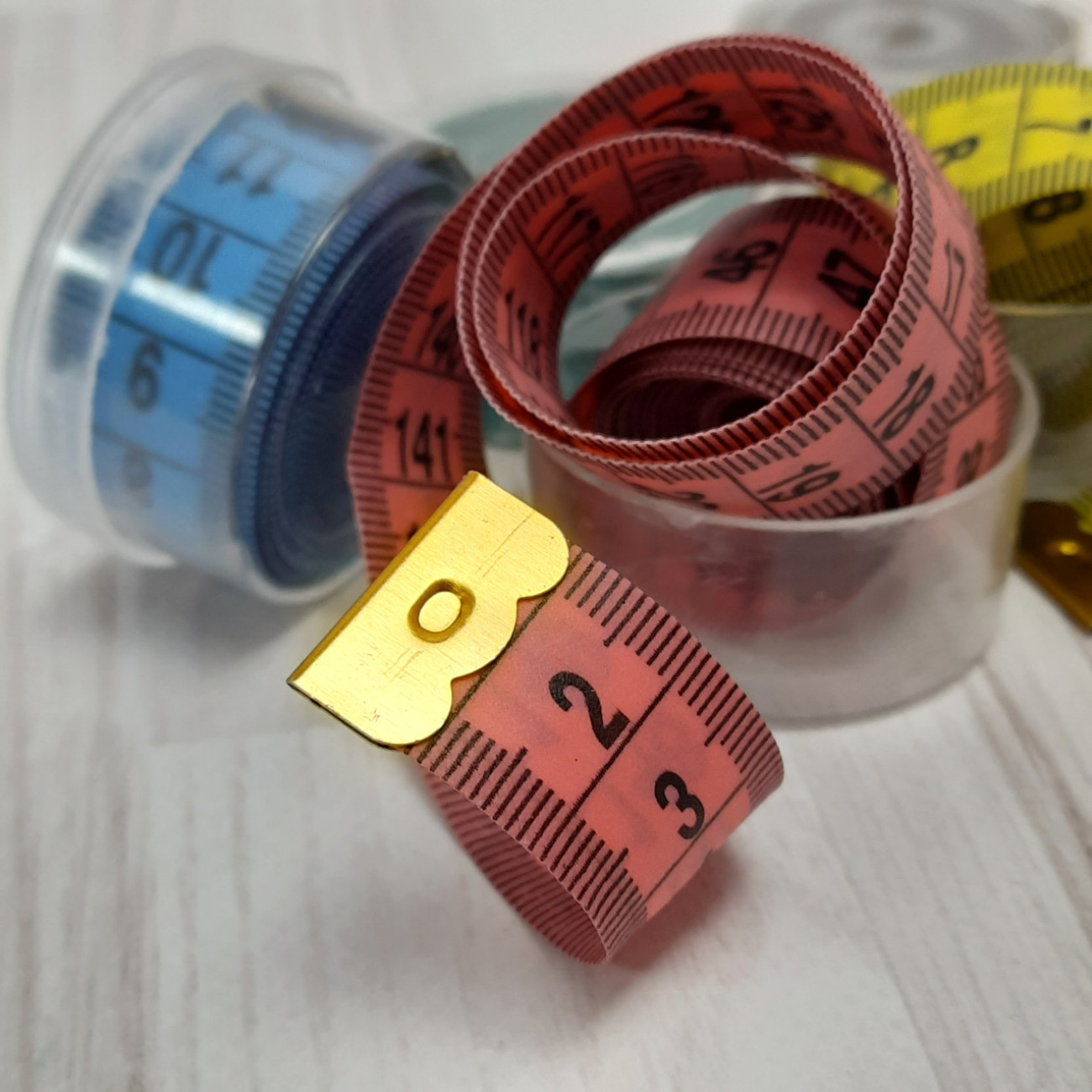Сантиметрова стрічка в коробочці