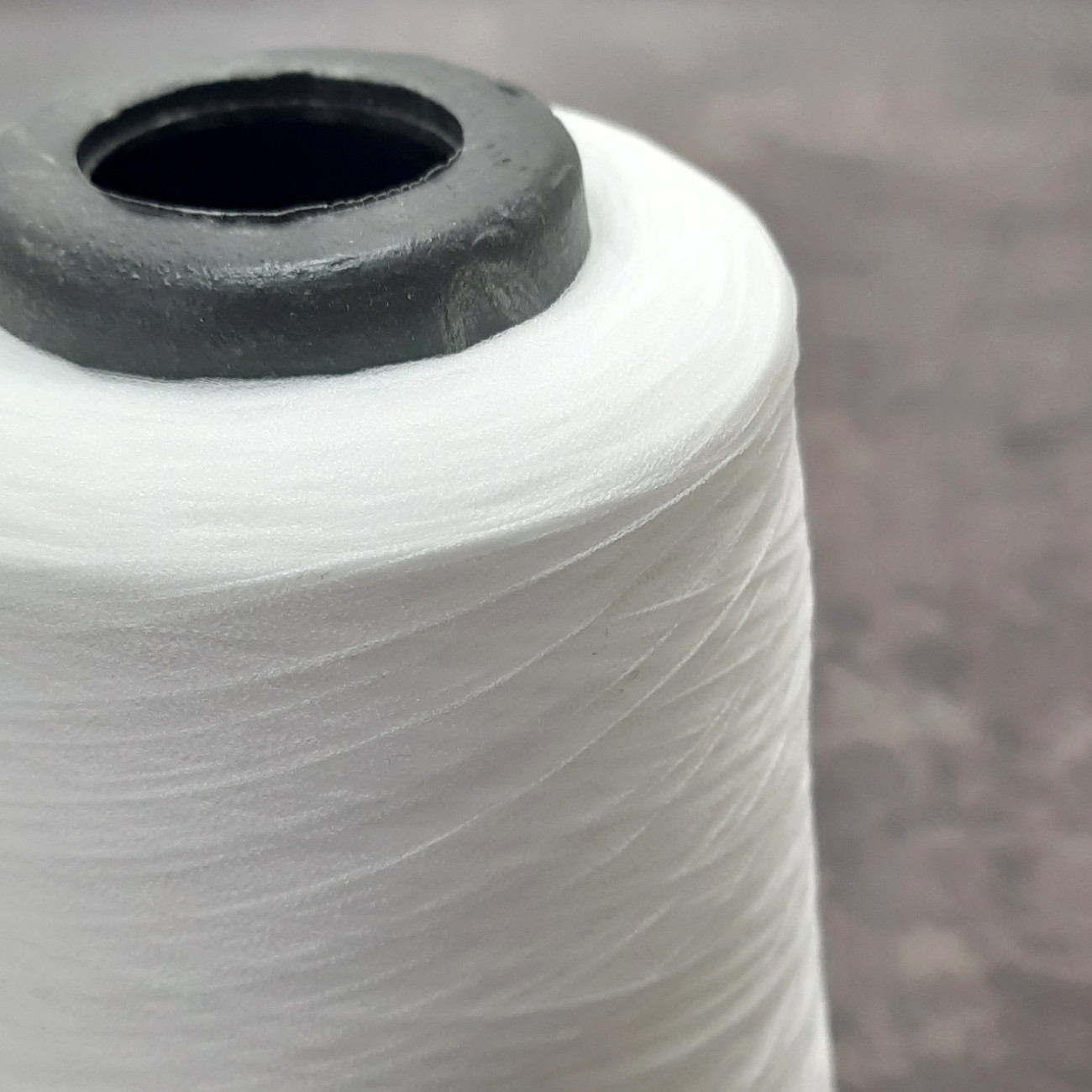 Текстуровані нитки для оверлока 150D/1, білі