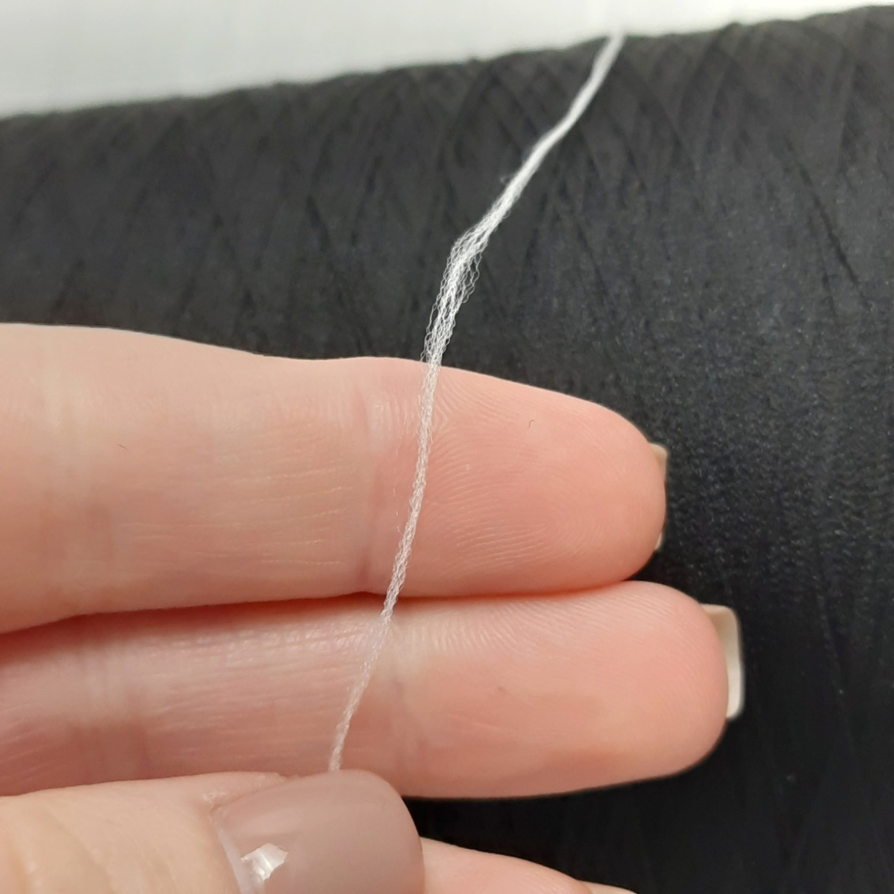 Текстуровані нитки для оверлока 150D/1, білі