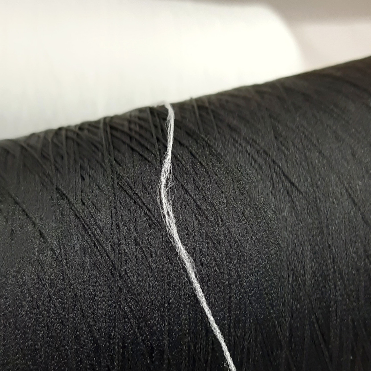 Текстуровані нитки для оверлока 150D/1, білі