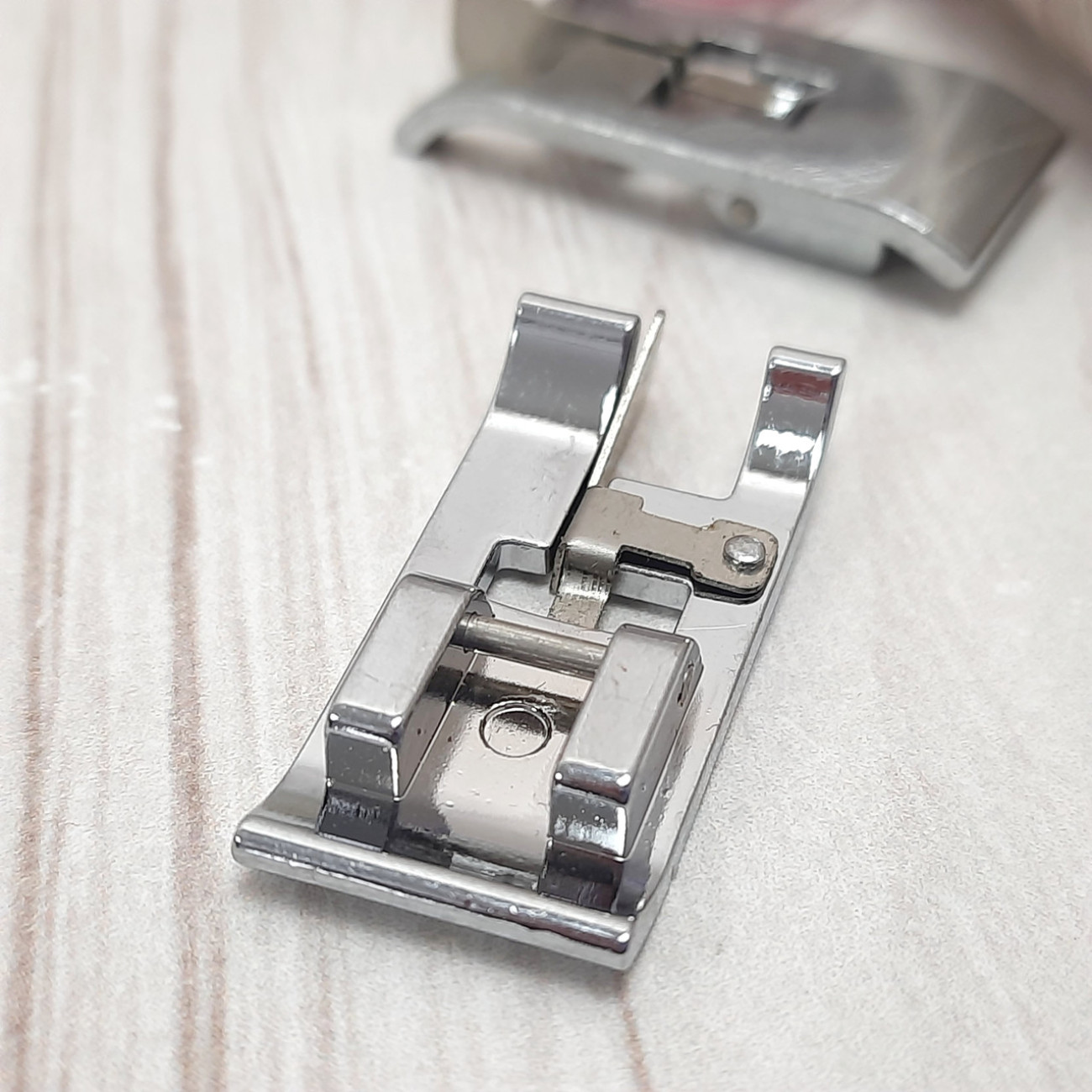 Лапка оверлочна побутова