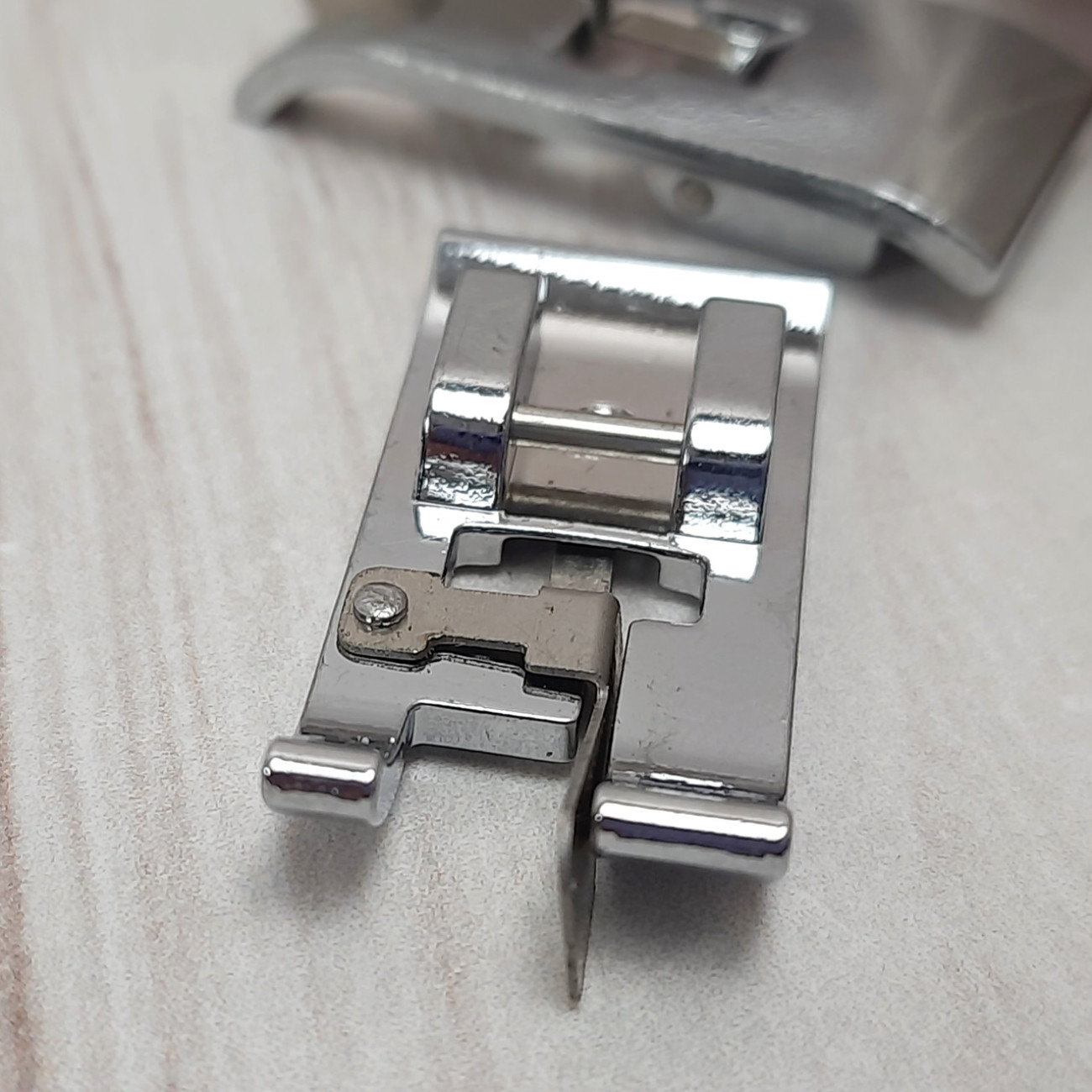 Лапка оверлочна побутова