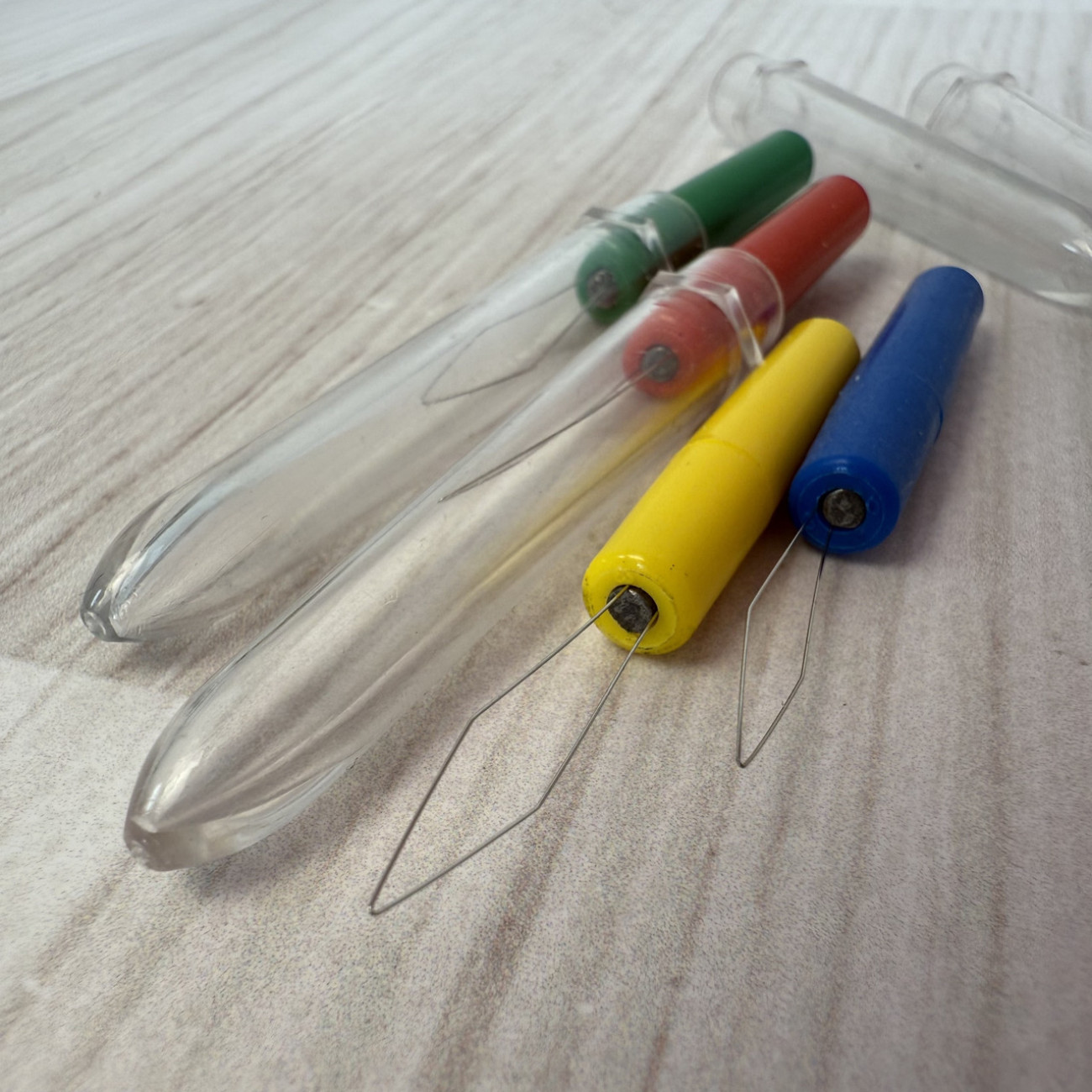 Нитковтягувач з прозорим ковпачком