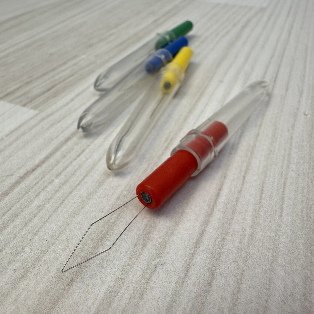 Нитковтягувач з прозорим ковпачком