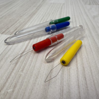 Нитковтягувач з прозорим ковпачком