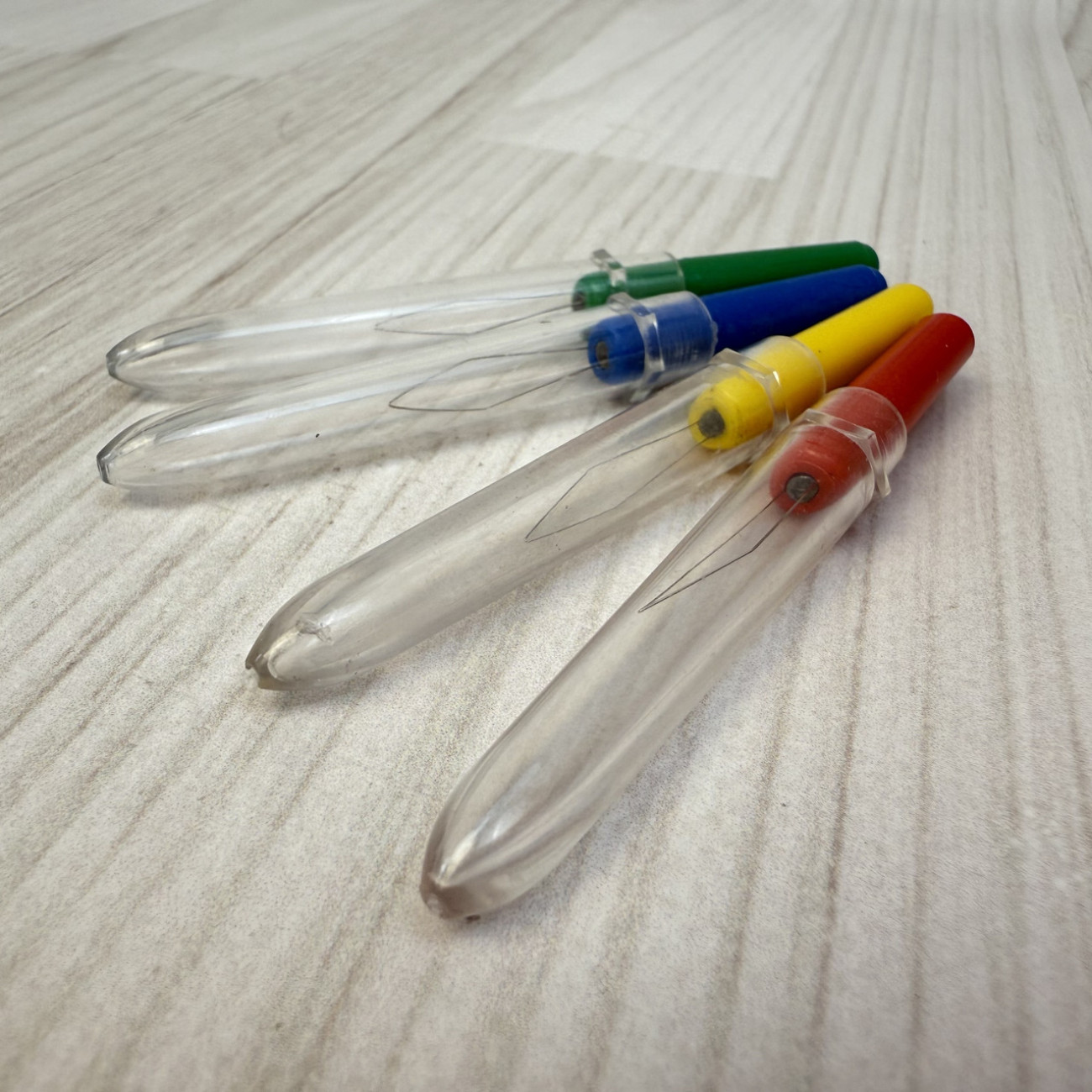 Нитковтягувач з прозорим ковпачком