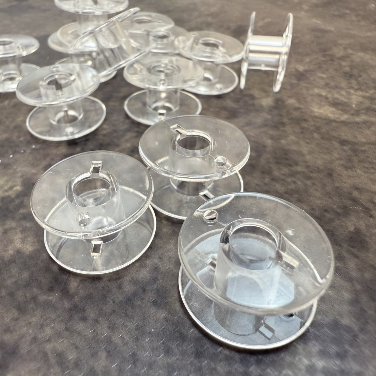 Шпульки для побутових швейних машин (21х11 мм) пластикові