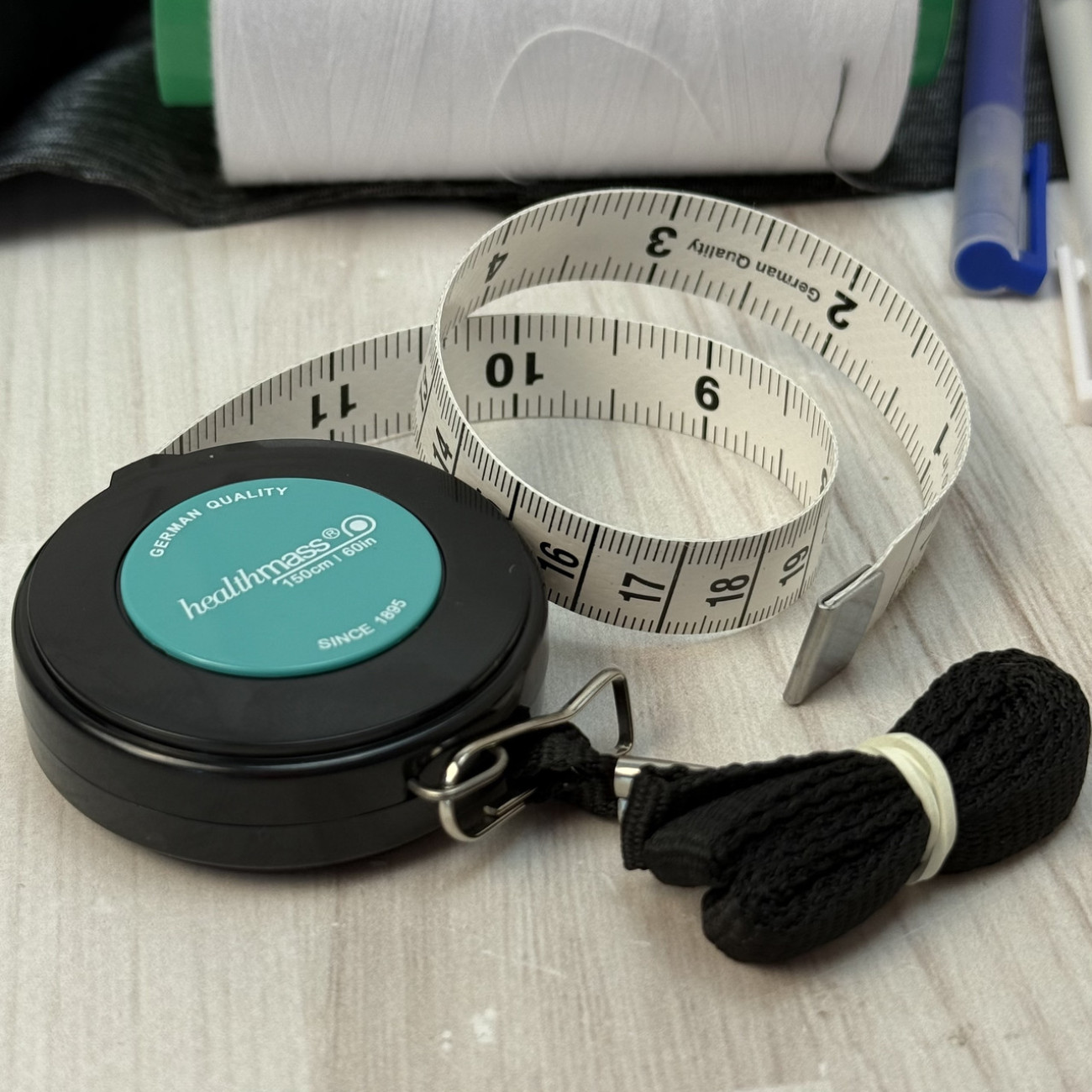 Рулетка, сантиметр кравецький, 150 см, чорна з м'ятною серединкою