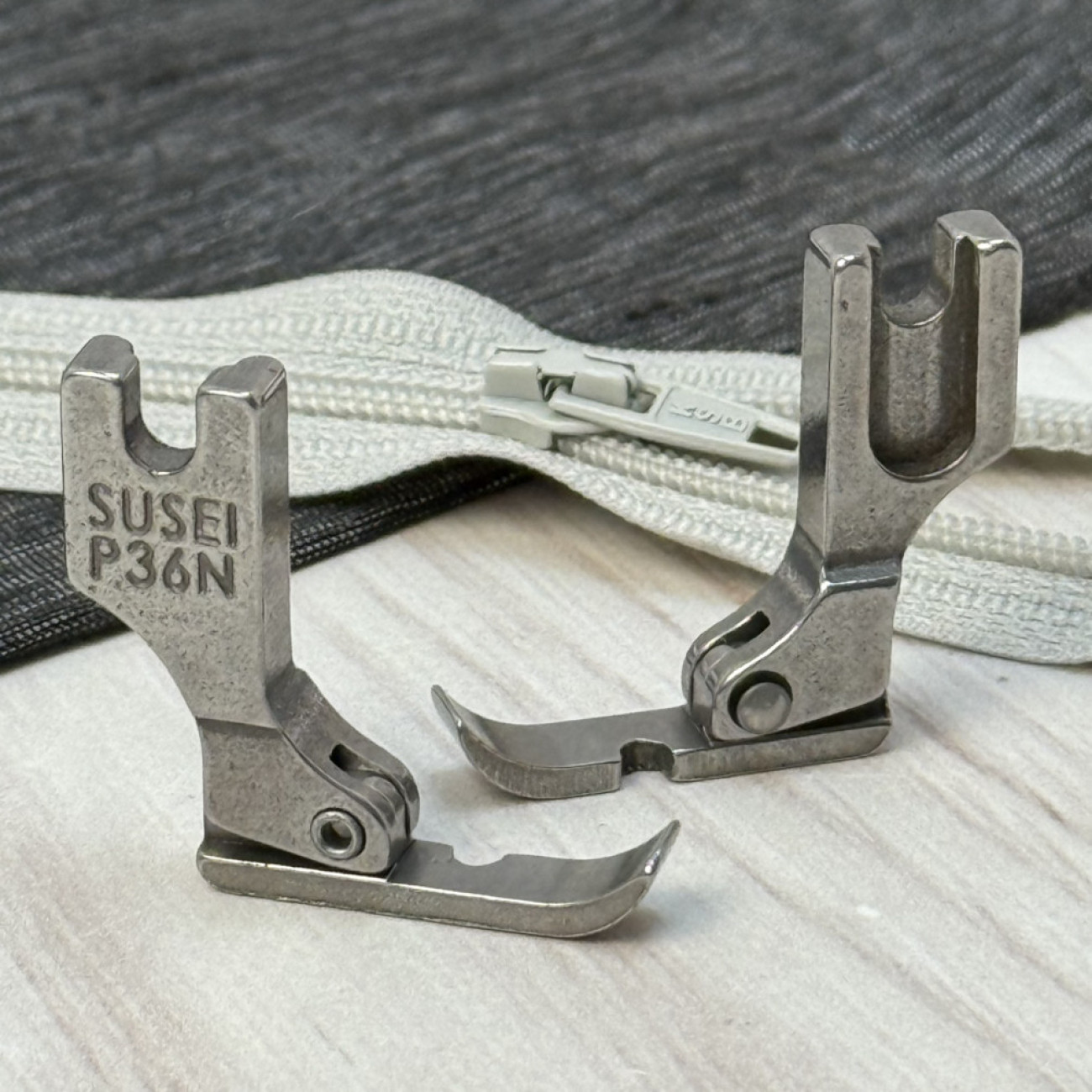 Лапка P36N для вшивання блискавки одностороння вузька, права для промислових швейних машин