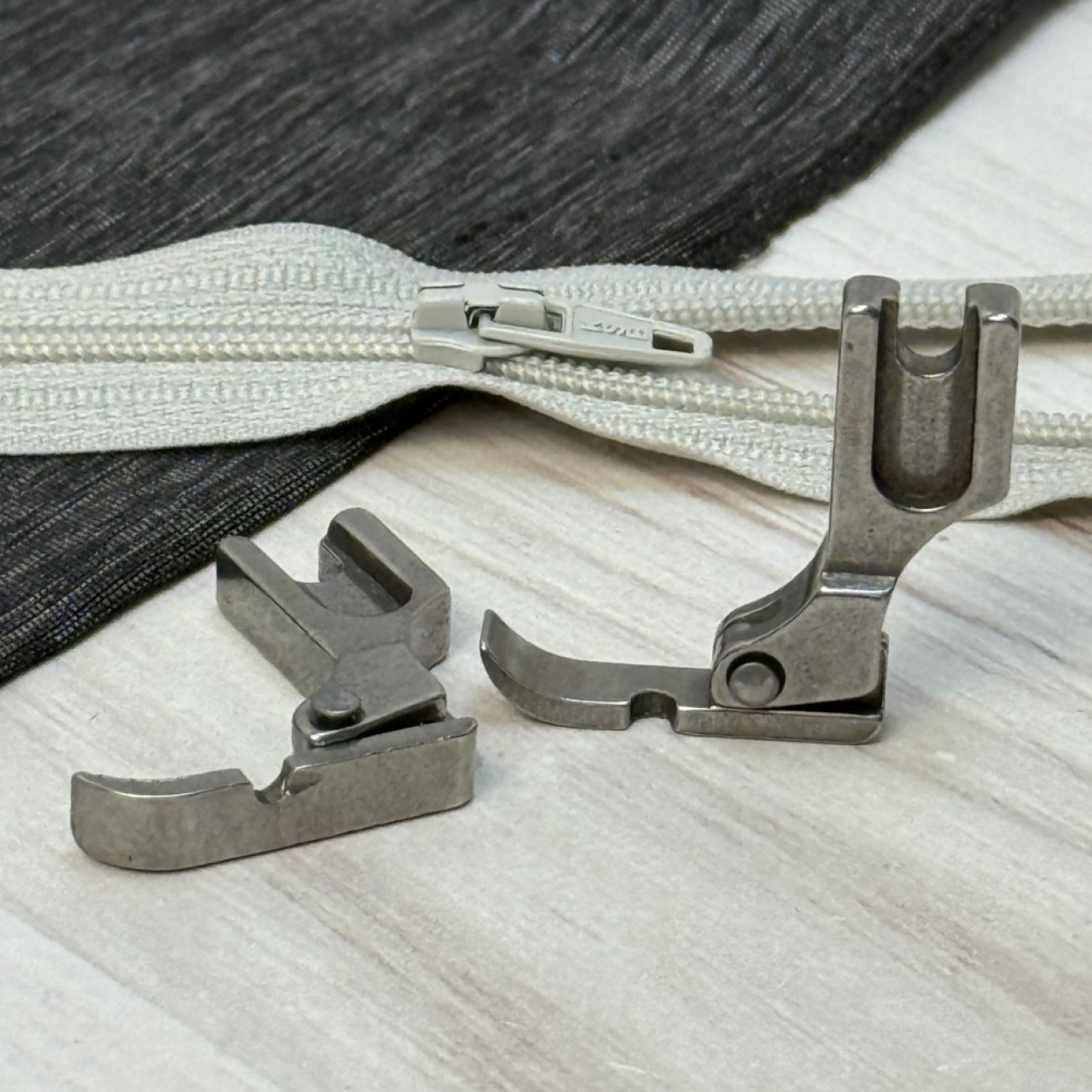 Лапка P36N для вшивання блискавки одностороння вузька, права для промислових швейних машин