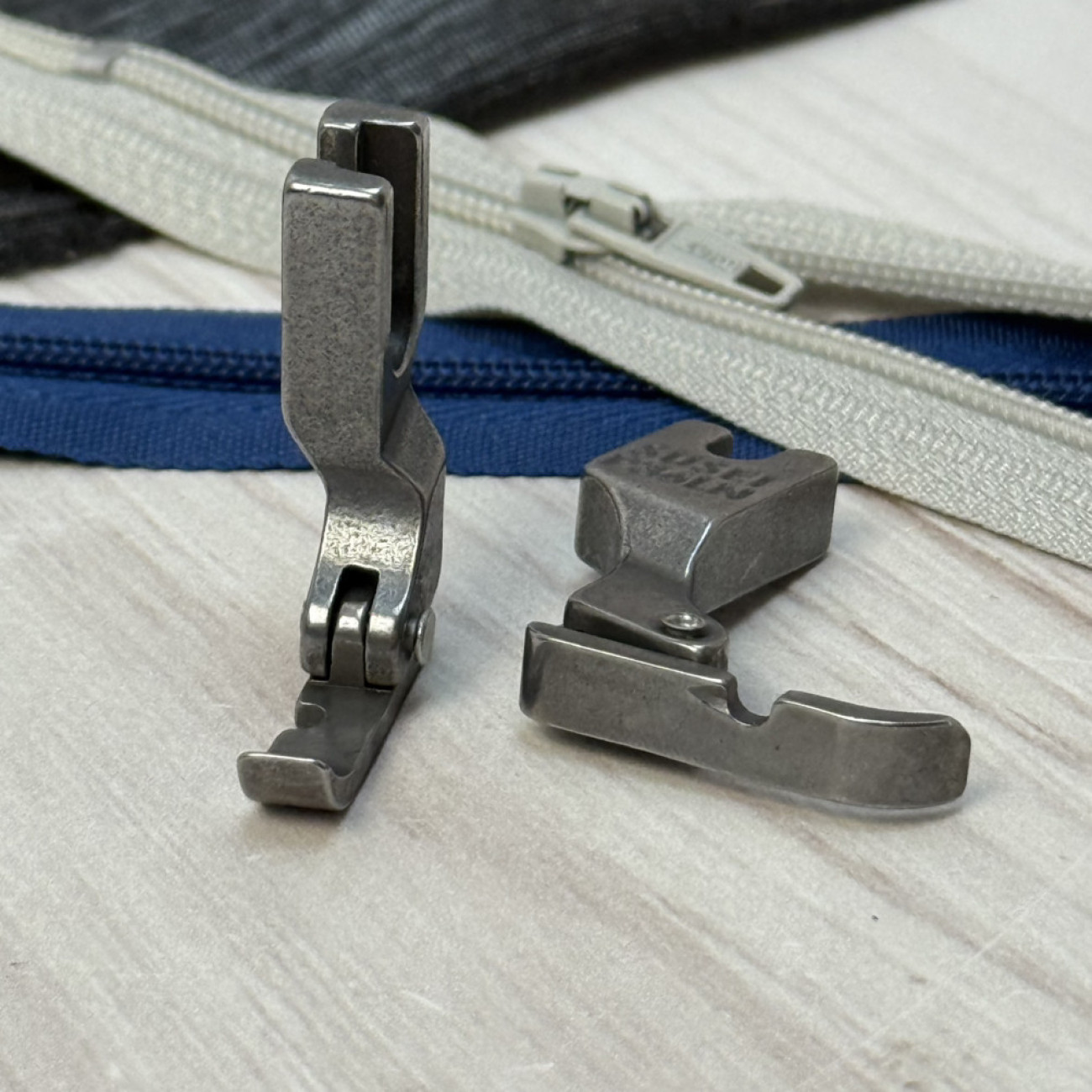 Лапка P36LN для вшивання блискавки одностороння вузька, ліва для промислових швейних машин