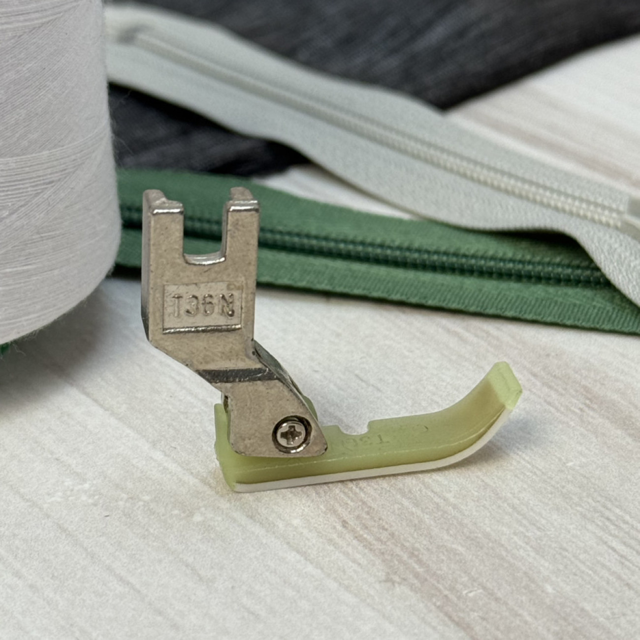 Лапка T36N тефлонова правостороння вузька для вшивання блискавки для промислових швейних машин