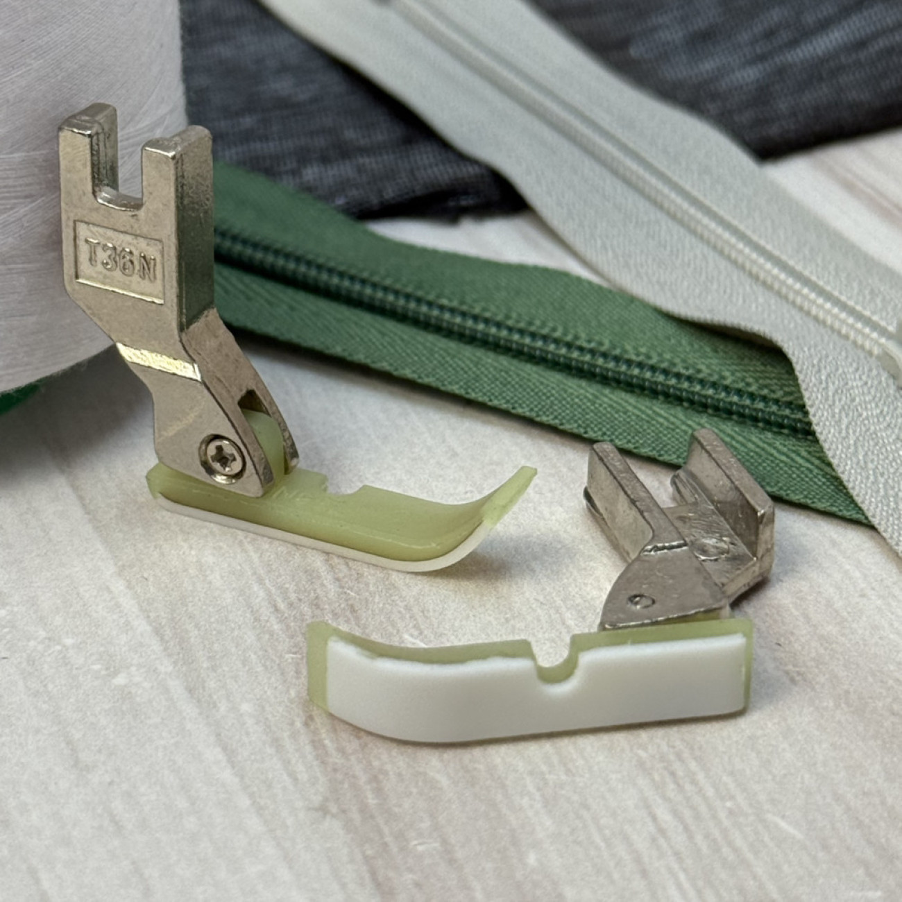 Лапка T36N тефлонова правостороння вузька для вшивання блискавки для промислових швейних машин