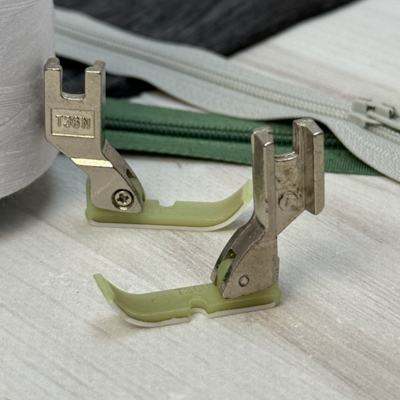 Лапка T36N тефлонова правостороння вузька для вшивання блискавки для промислових швейних машин