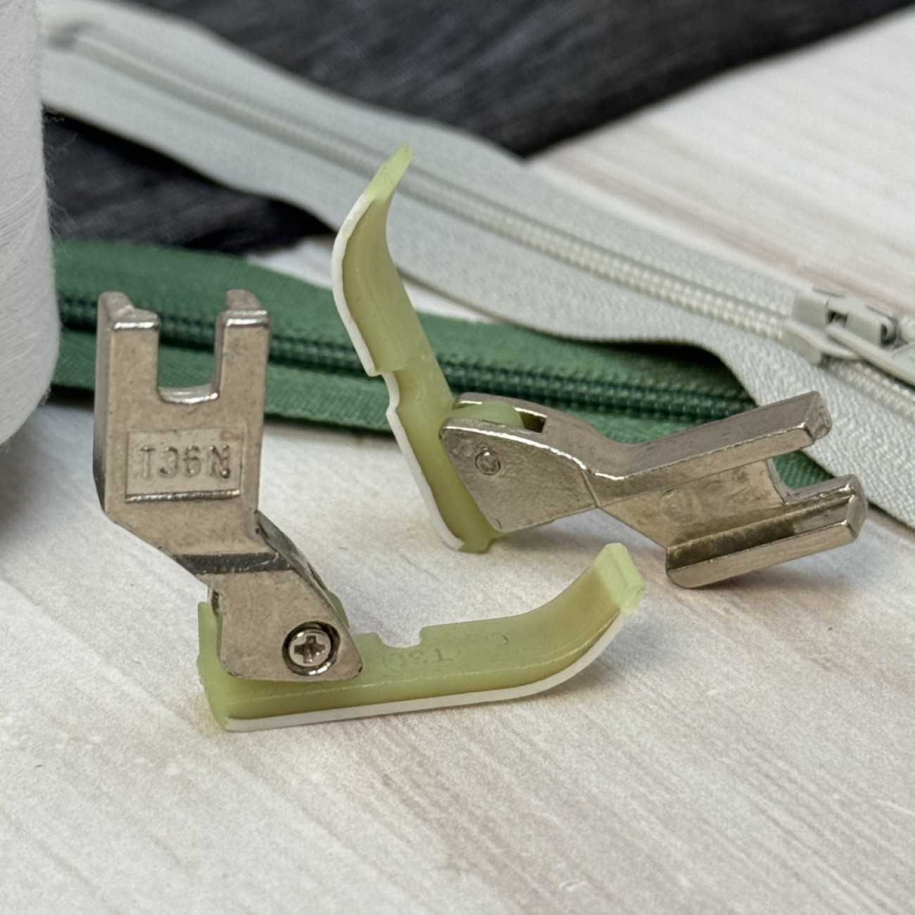 Лапка T36N тефлонова правостороння вузька для вшивання блискавки для промислових швейних машин