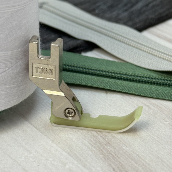 Лапка T36N тефлонова правостороння вузька для вшивання блискавки для промислових швейних машин