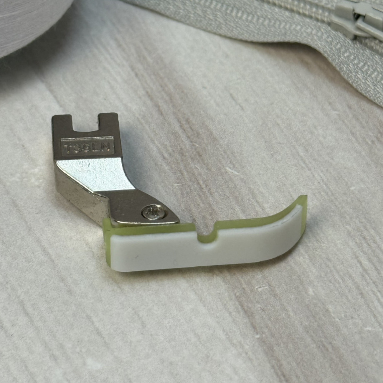 Лапка T36LN тефлонова лівостороння вузька для вшивання блискавки для промислових швейних машин