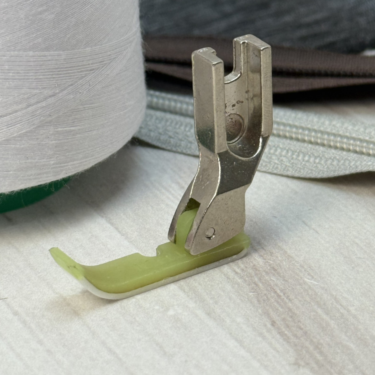 Лапка T36LN тефлонова лівостороння вузька для вшивання блискавки для промислових швейних машин