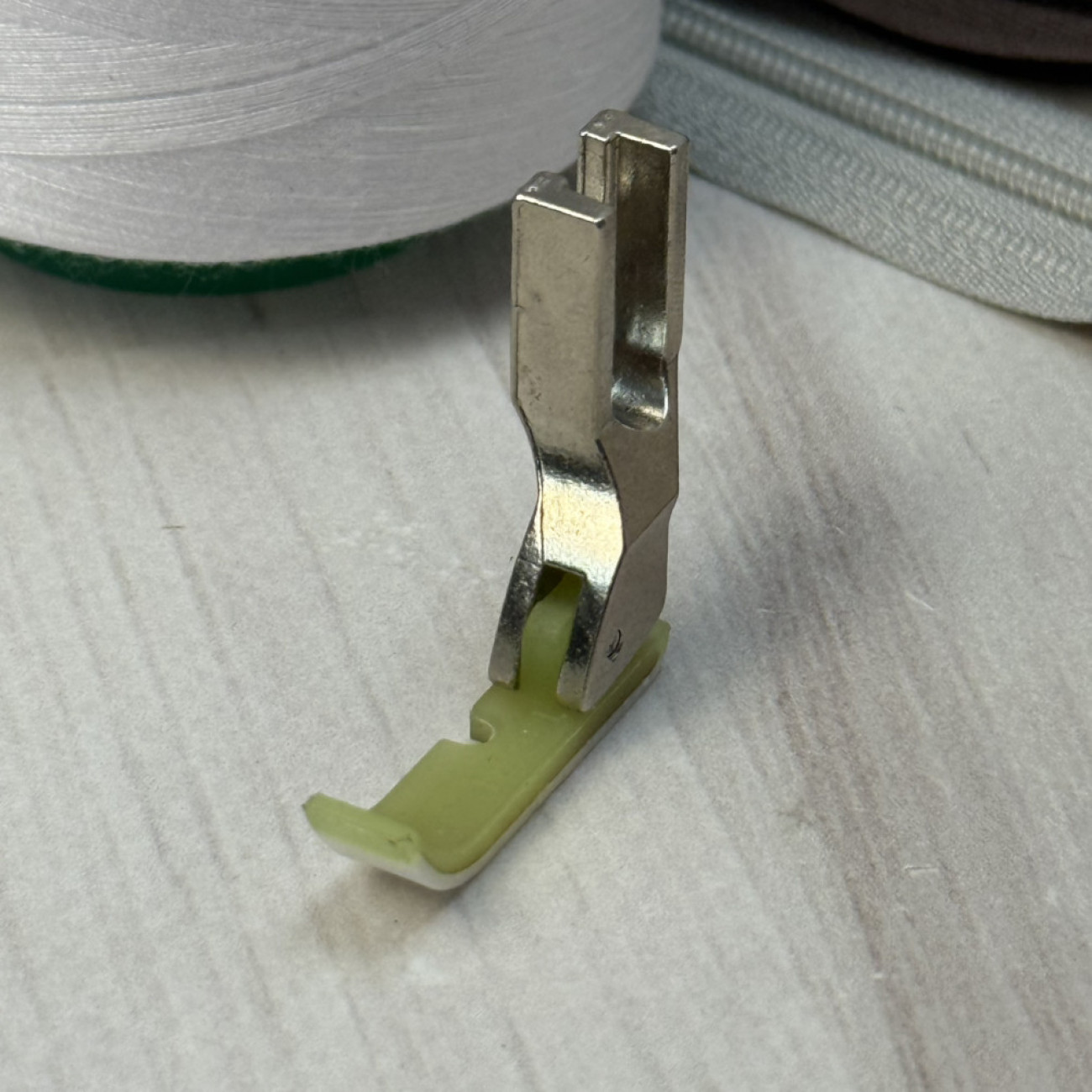 Лапка T36LN тефлонова лівостороння вузька для вшивання блискавки для промислових швейних машин