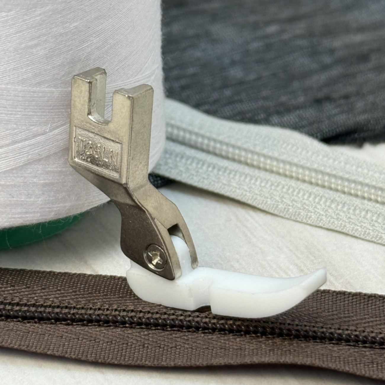 Лапка T36LN фторопластова лівостороння вузька для вшивання блискавки для промислових швейних машин