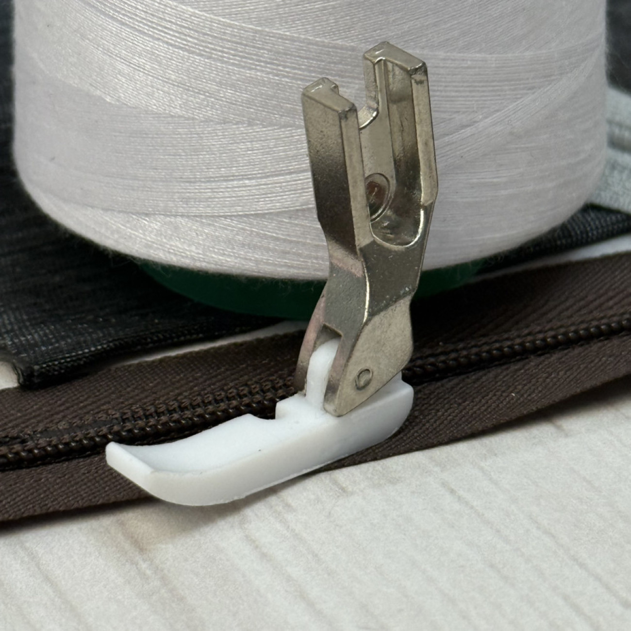 Лапка T36LN фторопластова лівостороння вузька для вшивання блискавки для промислових швейних машин