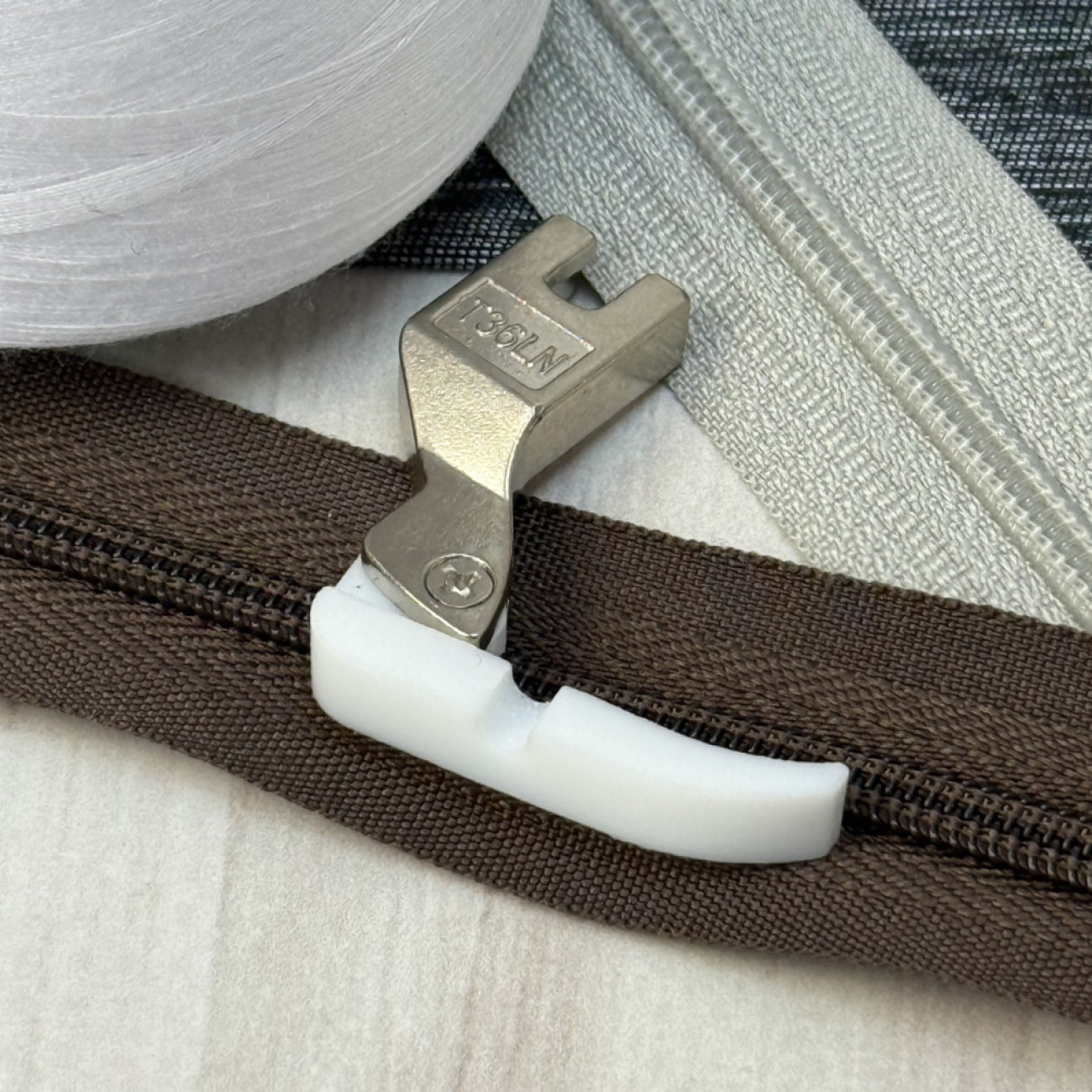 Лапка T36LN фторопластова лівостороння вузька для вшивання блискавки для промислових швейних машин