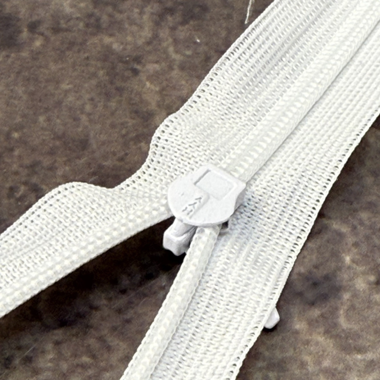 Блискавка потайна 18 см, біла — прихована застібка для суконь, спідниць, блузок