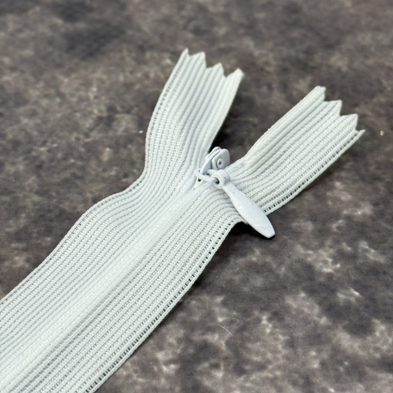 Блискавка потайна 18 см, біла — прихована застібка для суконь, спідниць, блузок