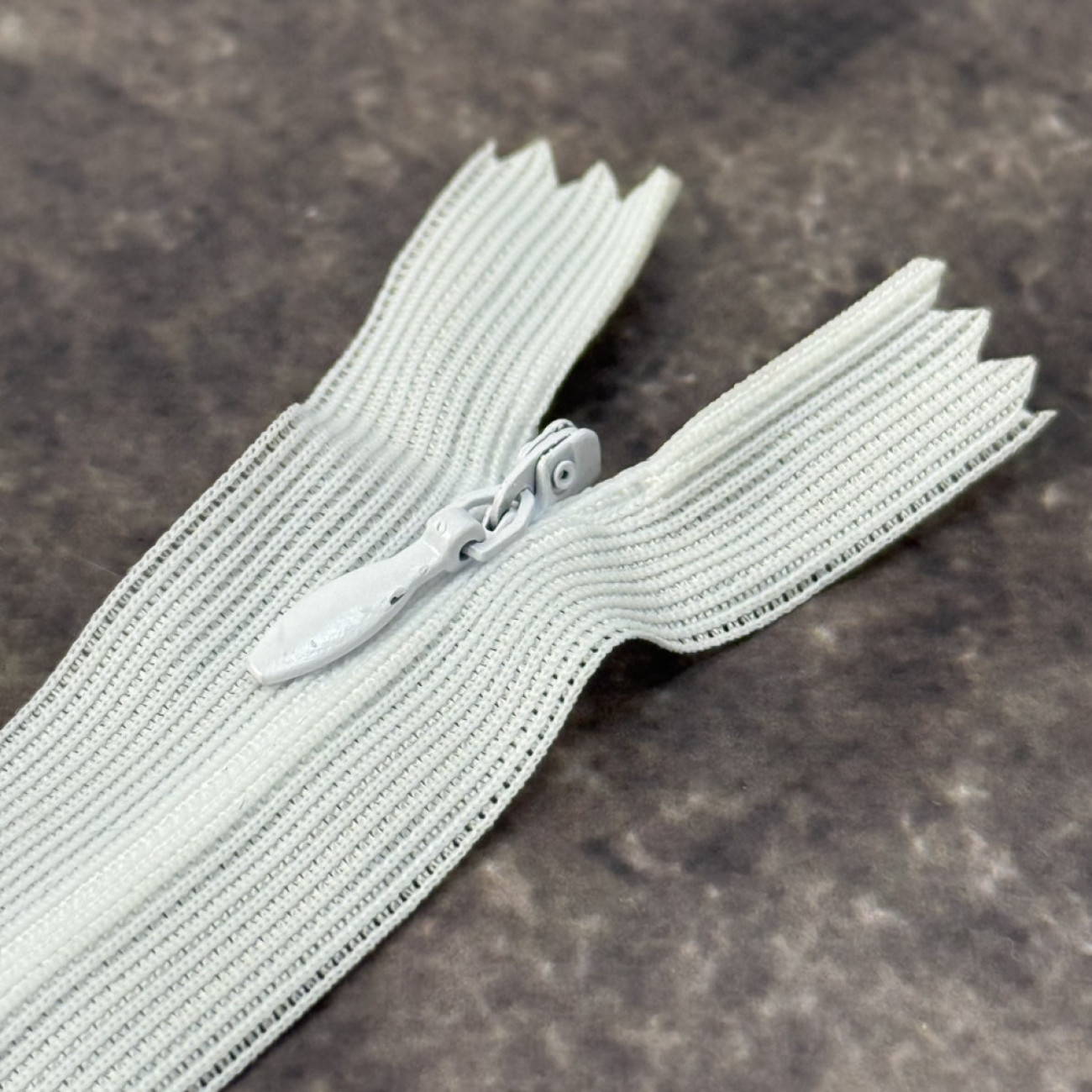 Блискавка потайна 18 см, біла — прихована застібка для суконь, спідниць, блузок