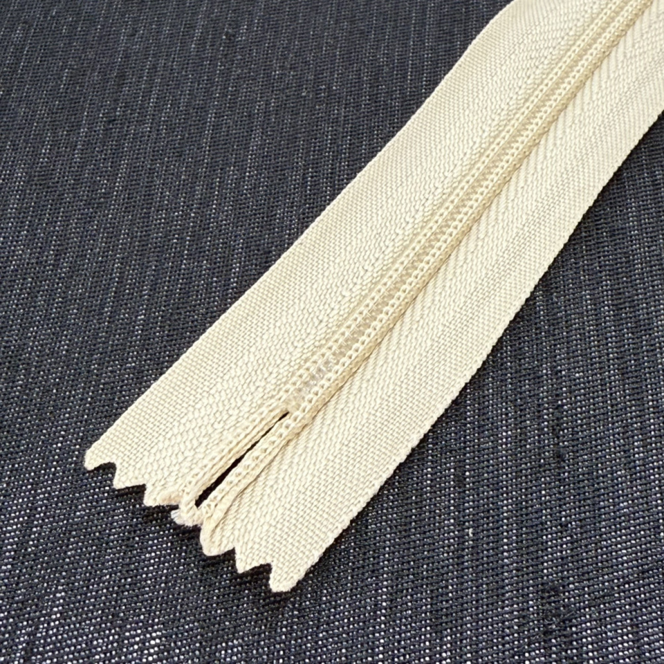 Блискавка потайна 18 см, світло-бежева — прихована застібка для суконь, спідниць, блузок