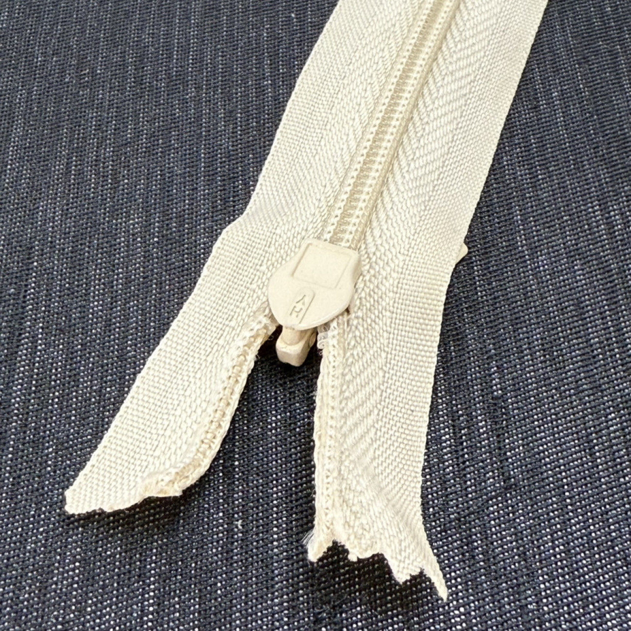 Блискавка потайна 18 см, світло-бежева — прихована застібка для суконь, спідниць, блузок