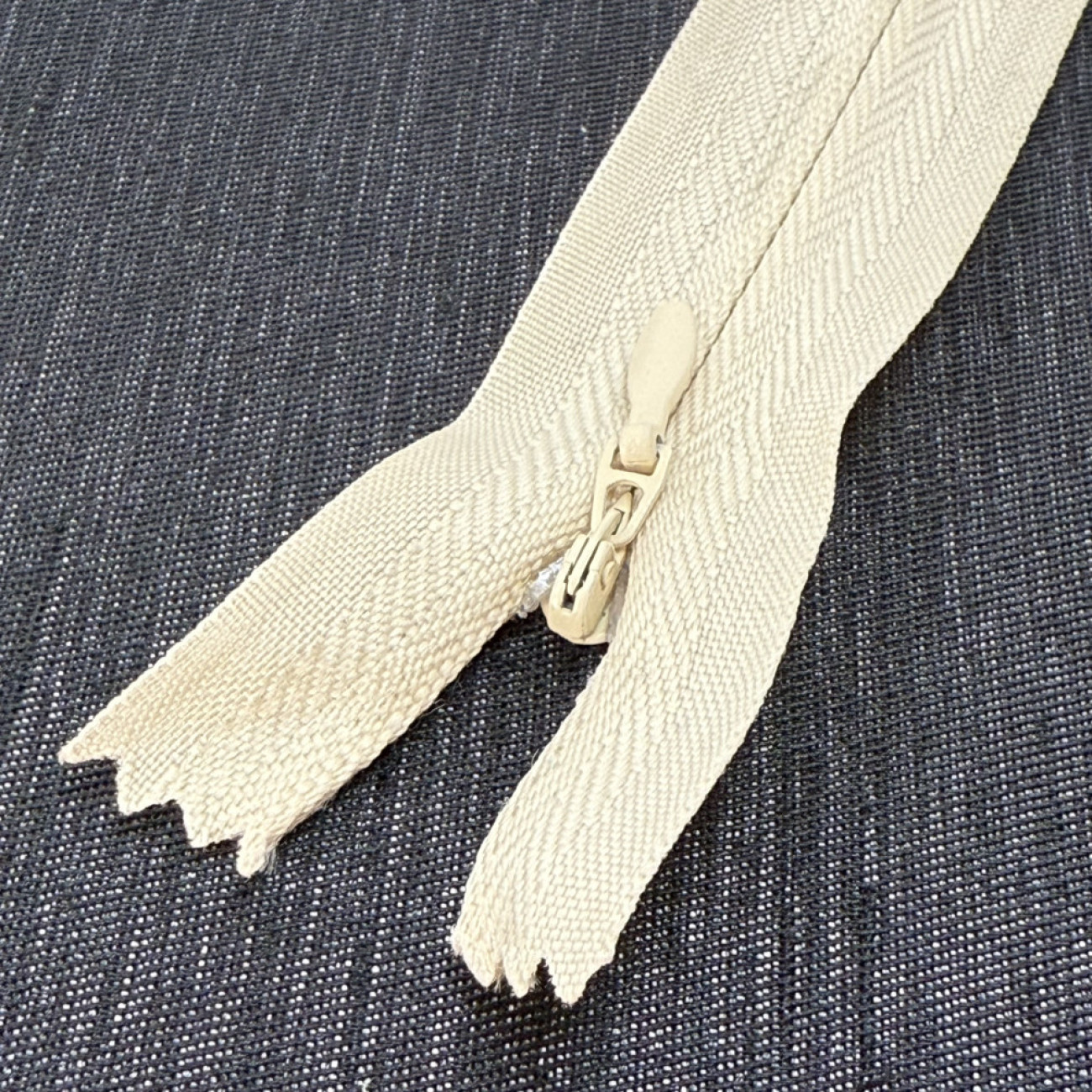 Блискавка потайна 18 см, світло-бежева — прихована застібка для суконь, спідниць, блузок