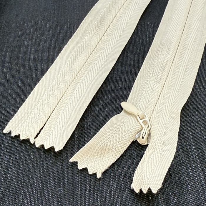 Блискавка потайна 18 см, світло-бежева — прихована застібка для суконь, спідниць, блузок