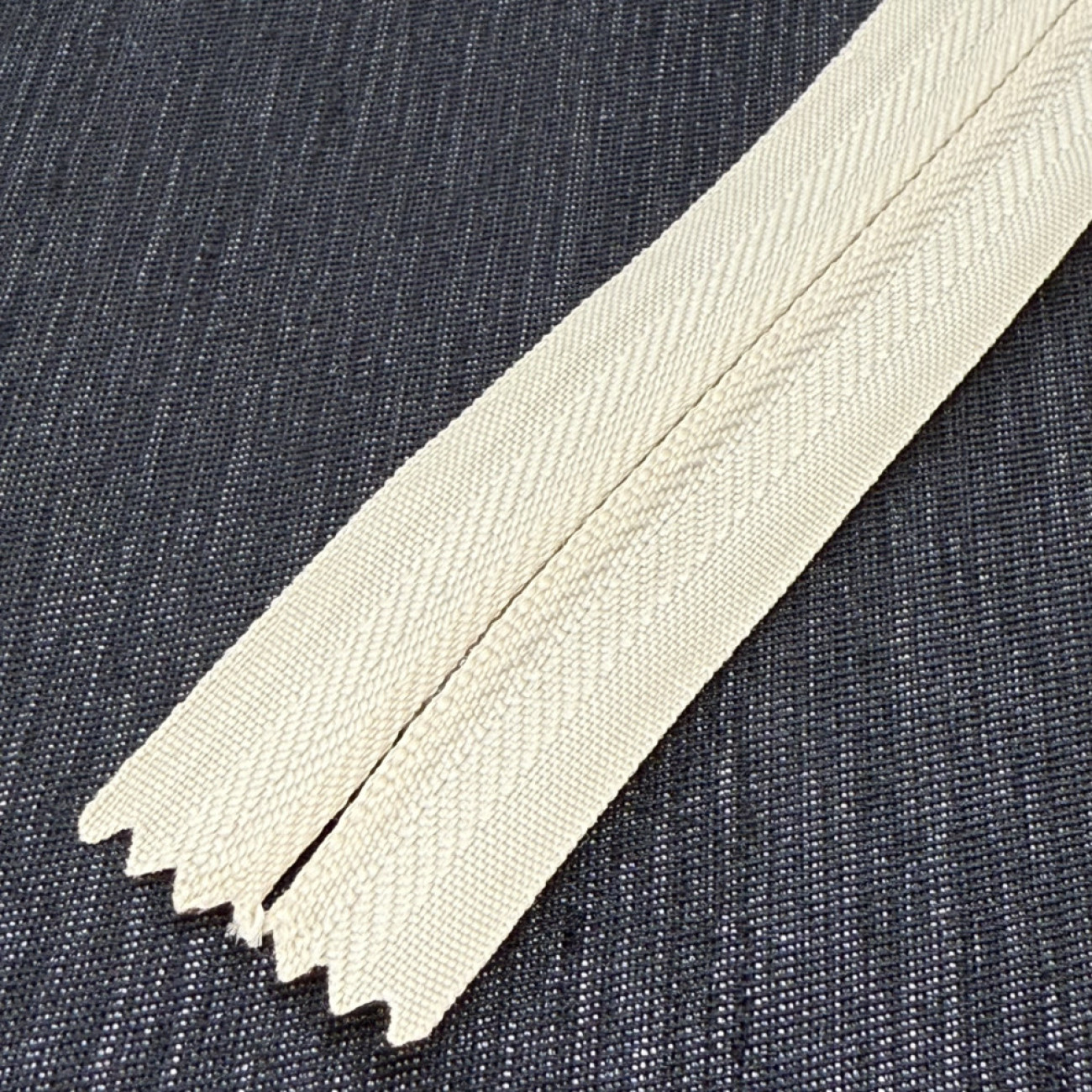 Блискавка потайна 18 см, світло-бежева — прихована застібка для суконь, спідниць, блузок