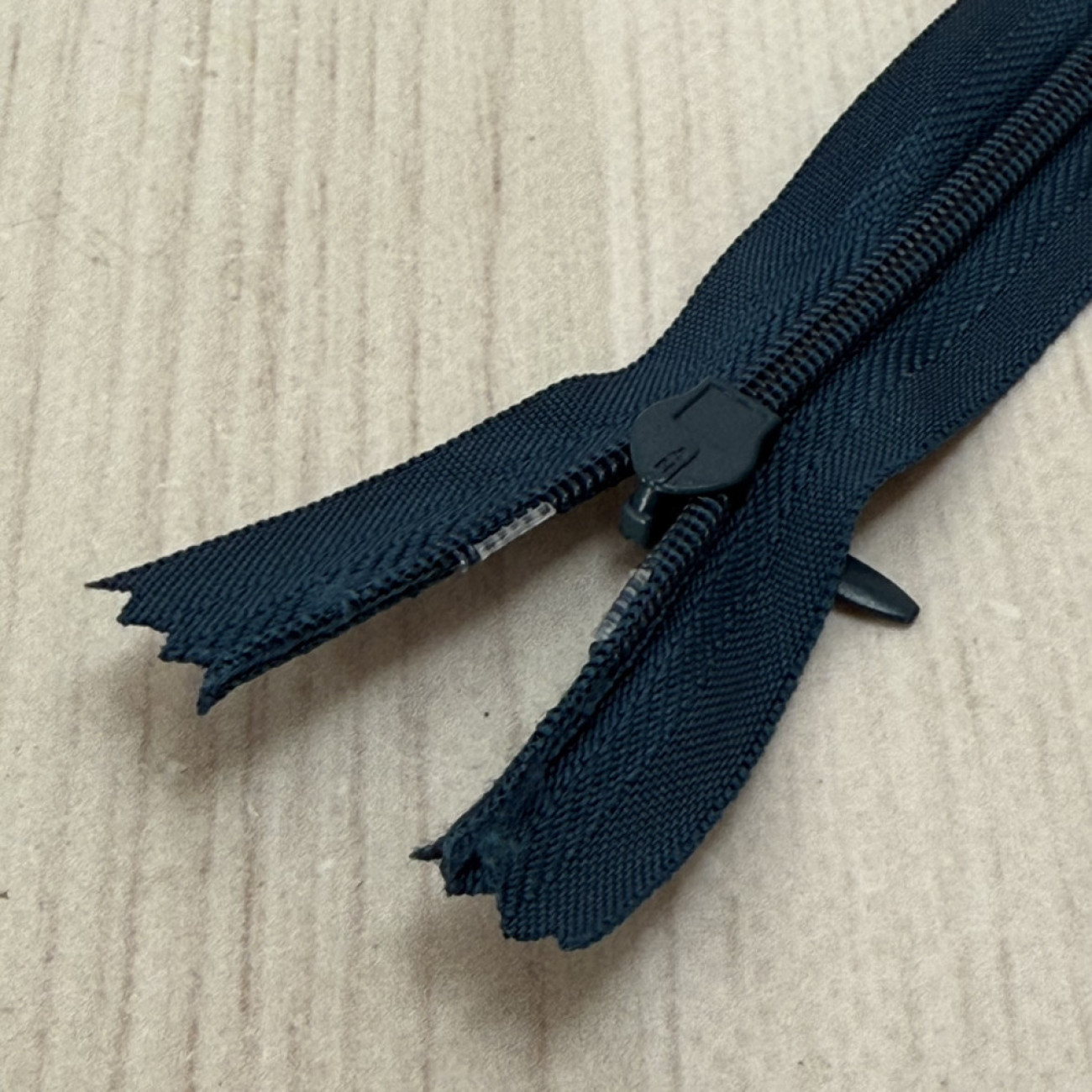 Блискавка потайна 18 см, сіро-синя — прихована застібка для суконь, спідниць, блузок