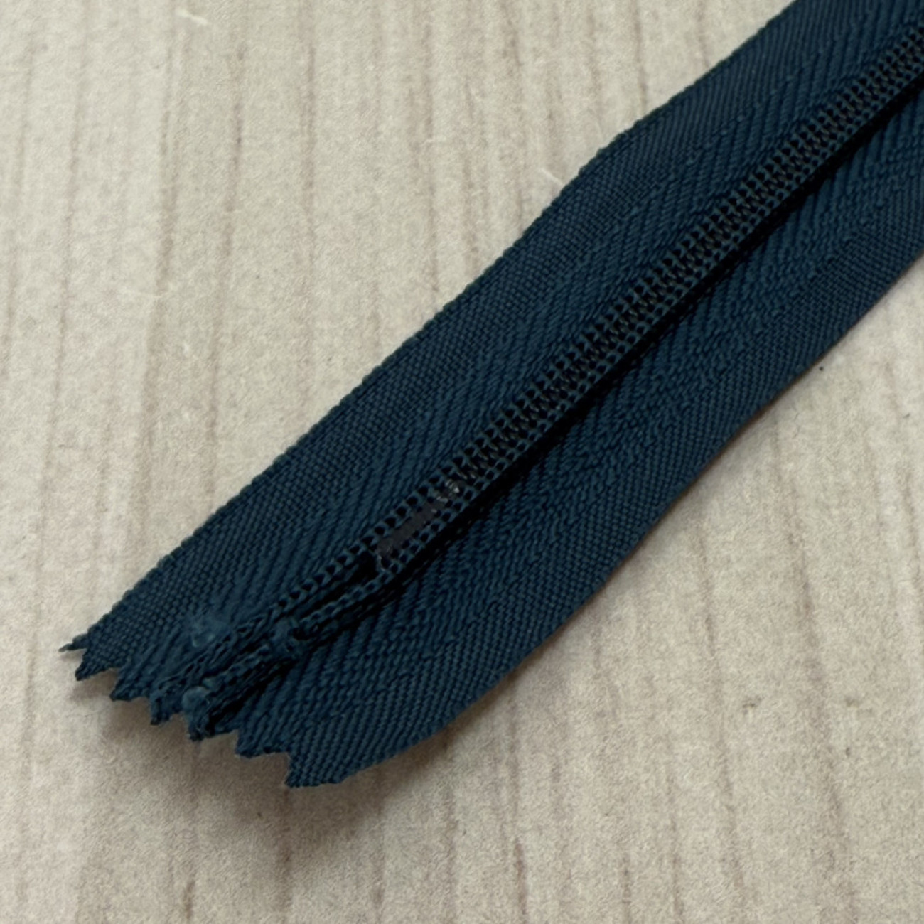 Блискавка потайна 18 см, сіро-синя — прихована застібка для суконь, спідниць, блузок