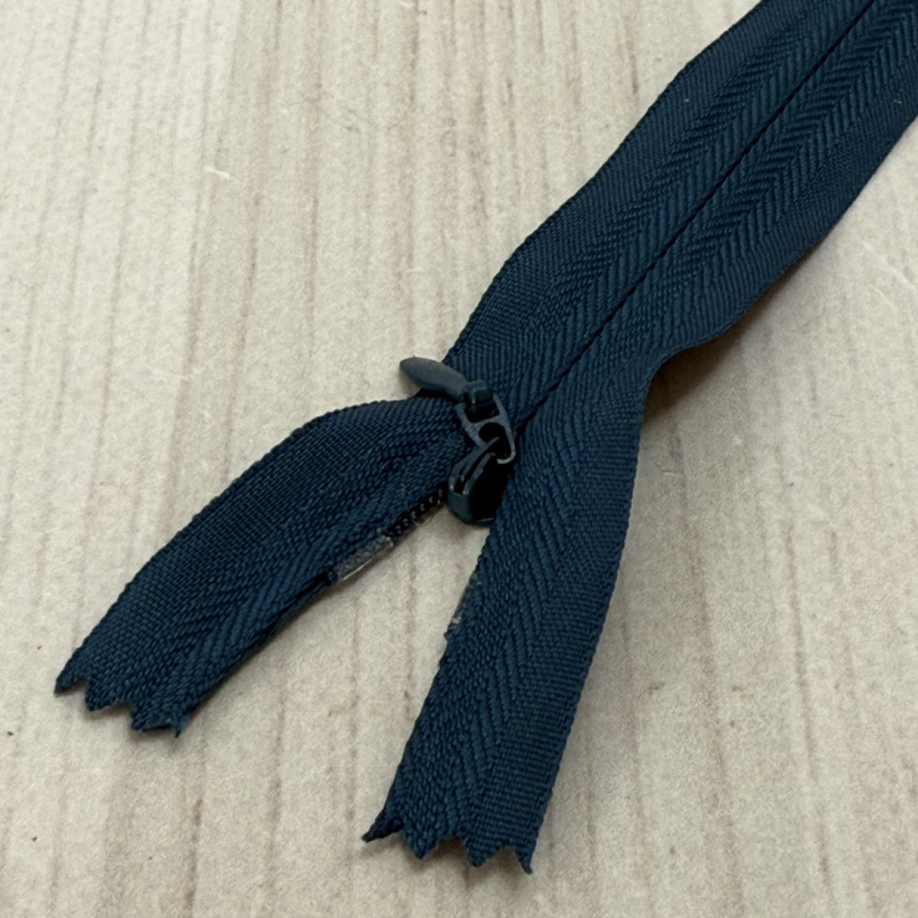 Блискавка потайна 18 см, сіро-синя — прихована застібка для суконь, спідниць, блузок