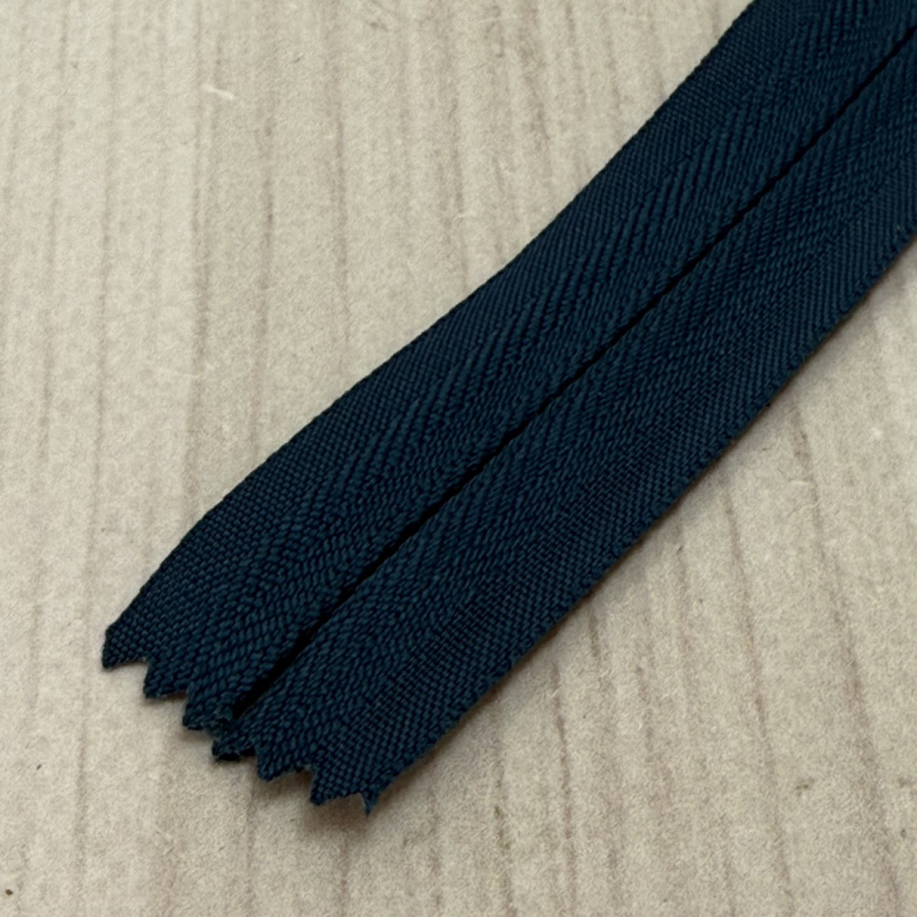 Блискавка потайна 18 см, сіро-синя — прихована застібка для суконь, спідниць, блузок