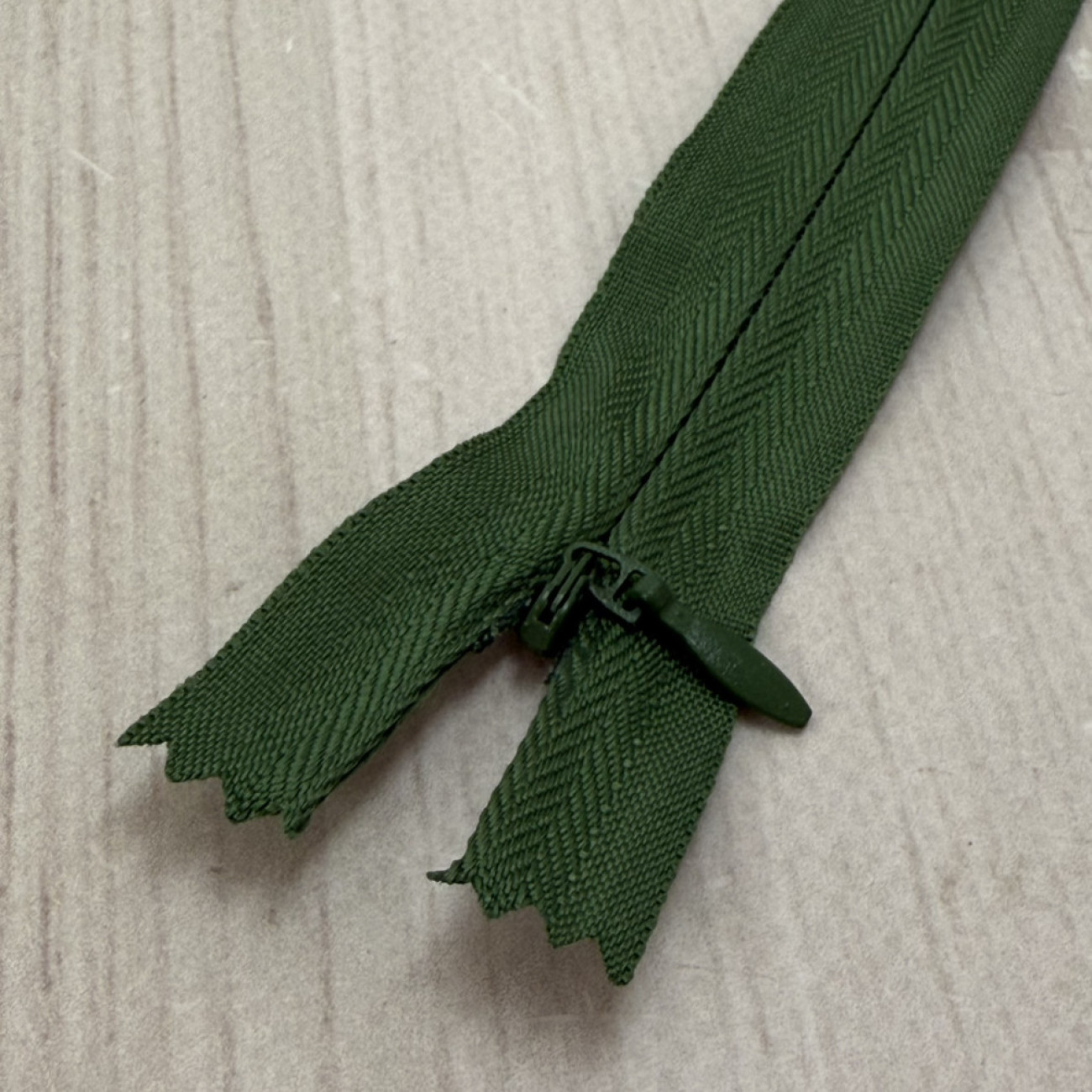 Блискавка потайна 18 см, темно-оливкова — прихована застібка для суконь, спідниць, блузок