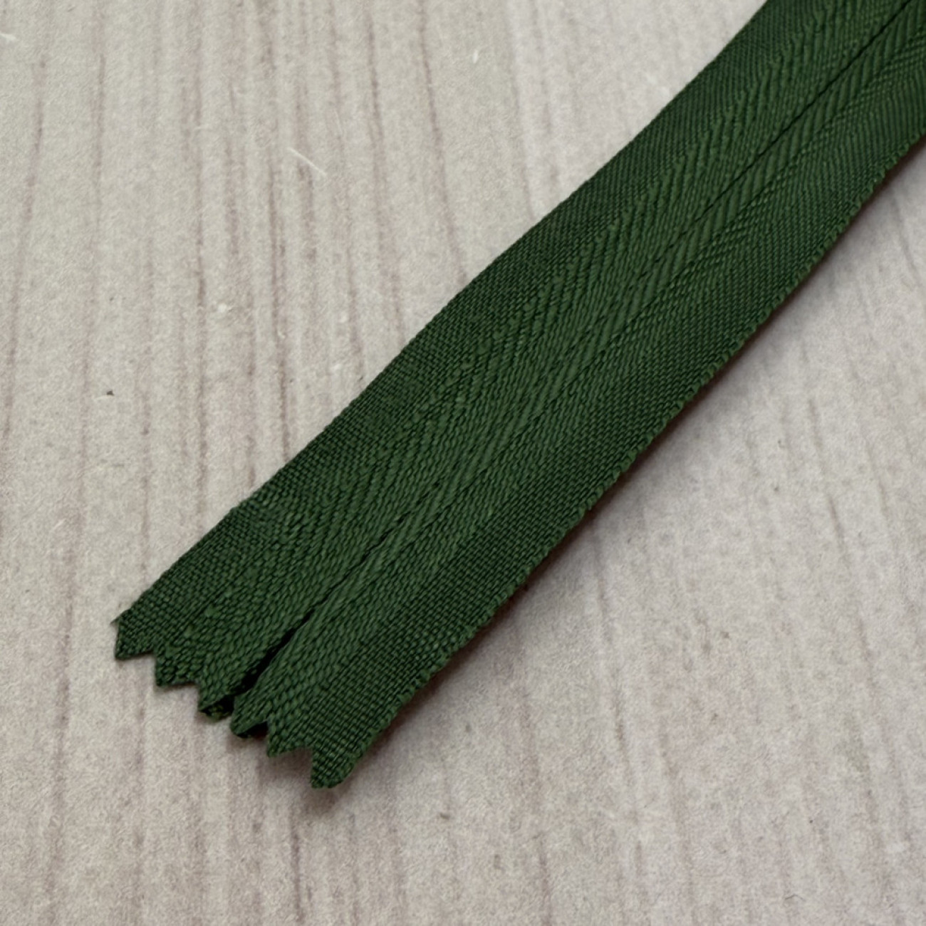 Блискавка потайна 18 см, темно-оливкова — прихована застібка для суконь, спідниць, блузок